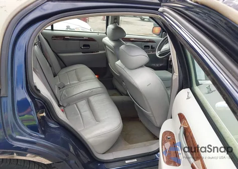 2002 Lincoln Town Car Executive из США, поврежденный, VIN 1LNHM81W52Y671124